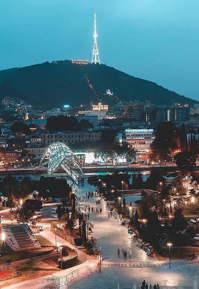 Central Location King Size Bed Tbilisi Buitenkant foto